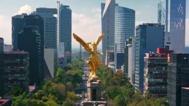 Mexico City 'deki Bağımsızlık Meleği' nin çarpıcı bir hava aracı görüntüsü. Sinema oyuncağı yakınlaştırma efekti içeriyor..