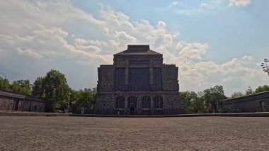 Diego Rivera tarafından tasarlanmış çarpıcı bir bazalt taş yapı olan Mexico City 'deki Anahuacalli Müzesi' nin zaman çizelgesi. Mezoamerikan tapınaklarından esinlenerek bina dramatik bir gökyüzüne karşı duruyor.