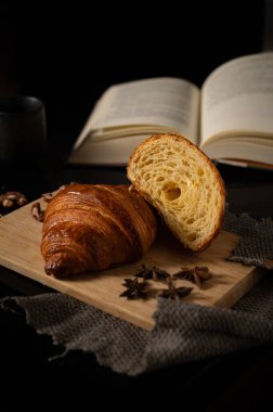 Havayı aydınlatan enfes kruvasan, tereyağlı katmanlar, yıldız anasonu ve kırsal ambiyansla tamamlanmış. Gurme ve zanaatkar yemek kavramları için ideal.