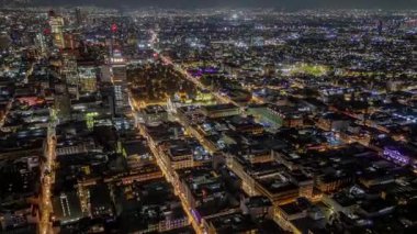 Mexico Citys Tarih Merkezi 'ndeki Madero Caddesi' nin çarpıcı hava akımı, aydınlatılmış Torre Latinoamericana, Palacio de Bellas Artes ve Alameda Central 'ı gözler önüne seriyor. Bu canlı bir yayaydı.
