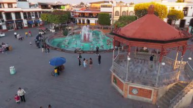 Meksika Metepec 'teki Calvary Kilisesi' nin görkemli bir şekilde tepenin üzerinde durduğu dinamik bir zaman dilimi. Dizide ayrıca geleneksel büfe ve ünlü Denizkızı Çeşmesi sembollerinin yer aldığı pitoresk ana plazayı da sergiliyor.