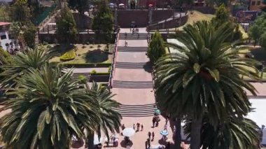 Metepec, Meksika 'daki Calvary Kilisesi, Stan Fountain ve yerel tarihin sembollerini içeren dinamik bir zaman aralığı. 