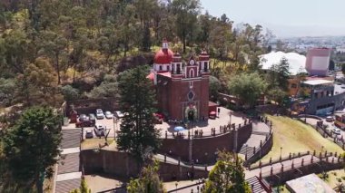 Meksika Metepec 'teki Calvary Kilisesi' nin görkemli bir şekilde tepenin üzerinde durduğu dinamik bir zaman dilimi. Dizide, geleneksel büfe ve ünlü Denizkızı Çeşmesi 'nin vurgulandığı pitoresk ana plazayı da sergiliyor.