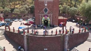 Timelapse, Meksika 'nın Metepec kentindeki tarihi Calvary Kilisesi' ni ve ana plazanın canlı atmosferini yakalıyor. Sahne büyüleyici büfe ve Deniz Kızı Çeşmesi 'ni vurguluyor. Koloni sanatını harmanlıyor..