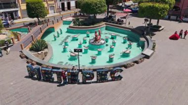 Timelapse, Meksika 'nın Metepec kentindeki tarihi Calvary Kilisesi' ni ve ana plazanın canlı atmosferini yakalıyor. Sahne büyüleyici büfe ve Deniz Kızı Çeşmesi 'ni vurguluyor.