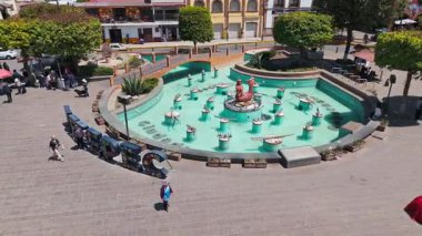 Timelapse, Meksika 'nın Metepec kentindeki tarihi Calvary Kilisesi' ni ve ana plazanın canlı atmosferini yakalıyor. Sahne büyüleyici büfe ve Deniz Kızı Çeşmesi 'ni vurguluyor.