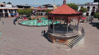 Timelapse, Meksika 'nın Metepec kentindeki tarihi Calvary Kilisesi' ni ve ana plazanın canlı atmosferini yakalıyor. Sahne büyüleyici büfe ve Denizkızı Çeşmesi 'nin karışımını vurgular. 