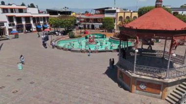 Timelapse, Meksika 'nın Metepec kentindeki tarihi Calvary Kilisesi' ni ve ana plazanın canlı atmosferini yakalıyor. Sahne büyüleyici büfeyi ve Mermai 'yi vurguluyor.
