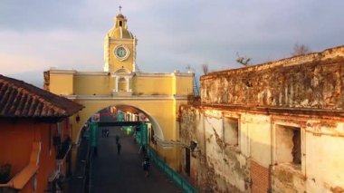 Antigua Guatemala 'daki ikonik Santa Catalina Kemeri' ne yaklaşan insansız hava aracı hareketinin koloni binaları ve volkan arkaplanı seyahat ve mimari görüntüler için mükemmel..