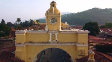 Dikey İHA görüntüsü, Antigua Guatemala 'nın Santa Catalina Kemeri çevresindeki çatılarını ve sokak düzenini gösteriyor. Seyahat ve şehir yapısı görselleri için ideal..
