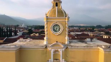 Dikey İHA görüntüsü, Antigua Guatemala 'nın Santa Catalina Kemeri çevresindeki çatılarını ve sokak düzenini gösteriyor. Seyahat ve şehir yapısı görselleri için ideal..