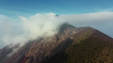 Guatemalas 'ın aktif Fuego Volkanı' nın gökyüzüne doğru yükselen duman ve kül bulutlarıyla çevrili havadan görüntüsü sinematik ve doğa görselleri için mükemmeldir..