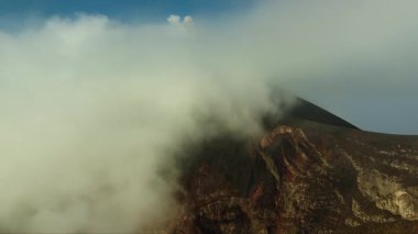 Guatemalas 'ın aktif Fuego Volkanı' nın gökyüzüne doğru yükselen duman ve kül bulutlarıyla çevrili havadan görüntüsü sinematik ve doğa görselleri için mükemmeldir..