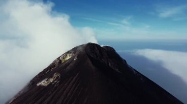 Fuego Volkanı 'nın etkileyici insansız hava aracı gökyüzüne duman ve kül saçıyor. Etrafı yoğun bulutlar ve dramatik aydınlatmalarla çevrili. Belgeseller ve sinematik stoklar için ideal..