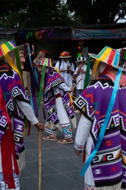 Janitzio 'da Ölüler Günü için yapılan geleneksel Danza de los Viejitos sırasında dansçılar tarafından takılan tahta maskeler..