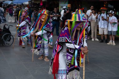 Janitzio 'da Ölüler Günü için yapılan geleneksel Danza de los Viejitos sırasında dansçılar tarafından takılan tahta maskeler..