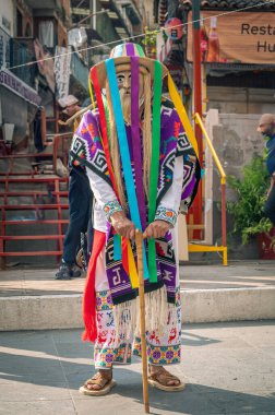 Michoacan 'dan geleneksel bir halk dansı olan Danza de los Viejitos' u icra eden bir grup dansçı, Janitzio, Meksika 'da Ölüler Günü sırasında yakalandı..