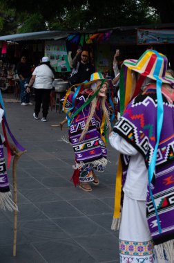 Janitzio 'da Ölüler Günü için yapılan geleneksel Danza de los Viejitos sırasında dansçılar tarafından takılan tahta maskeler..