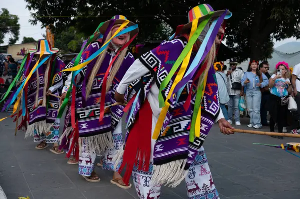 Janitzio 'da Ölüler Günü için yapılan geleneksel Danza de los Viejitos sırasında dansçılar tarafından takılan tahta maskeler..