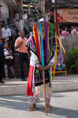 Michoacan 'dan geleneksel bir halk dansı olan Danza de los Viejitos' u icra eden bir grup dansçı, Janitzio, Meksika 'da Ölüler Günü sırasında yakalandı..