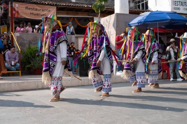 Michoacan 'dan geleneksel bir halk dansı olan Danza de los Viejitos' u icra eden bir grup dansçı, Janitzio, Meksika 'da Ölüler Günü sırasında yakalandı..
