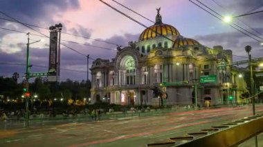 Alacakaranlıkta Mexico City 'deki Palacio de Bellas Artes' in dinamik zaman çizelgesi arabalardan gelen canlı ışık izlerini, parlayan mimariyi ve işlek şehir merkezinde altın saat boyunca hızlı hareket eden bulutları gösteriyor..