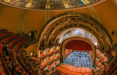 Mexico City 'deki ikonik Palacio de Bellas Artes konser salonunun içi. Kırmızı kadife koltuklar sergileniyor.