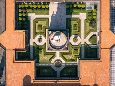 Meksiko 'daki Chapultepec Kalesi' nin havadan sudan hiperhızlandırılması günden geceye geçişi ardından da gökyüzünü aydınlatan gerçekçi havai fişekler. Turizm, kutlamalar ve şehir görselleri için mükemmel..