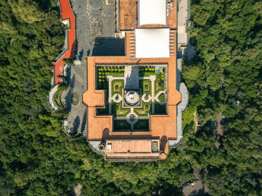 Meksiko 'daki Chapultepec Kalesi' nin havadan sudan hiperhızlandırılması günden geceye geçişi ardından da gökyüzünü aydınlatan gerçekçi havai fişekler. Turizm, kutlamalar ve şehir görselleri için mükemmel..