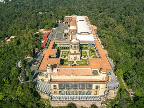 Meksiko 'daki Chapultepec Kalesi' nin havadan sudan hiperhızlandırılması günden geceye geçişi ardından da gökyüzünü aydınlatan gerçekçi havai fişekler. Turizm, kutlamalar ve şehir görselleri için mükemmel..