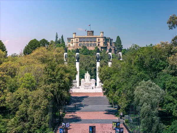 Chapultepec Kalesi ve Mexico City 'deki çocuk kahramanlar anıtı, Paseo de la Reforma' dan izlendi. Chapultepec Park 'taki ağaçlarla çevrili bu tarihi yer Meksika mirasının bir sembolüdür.