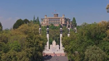 Chapultepec Kalesi 'ni ve Bosque de Chapultepec' i çevreleyen hava aracı videosu, Mexico City 'deki tarihi mimari ve geniş yeşil manzaraların karışımını vurguluyor..