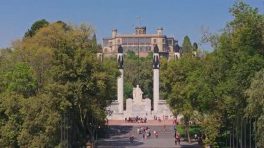 Chapultepec Kalesi 'ni ve Bosque de Chapultepec' i çevreleyen hava aracı videosu, Mexico City 'deki tarihi mimari ve geniş yeşil manzaraların karışımını vurguluyor..