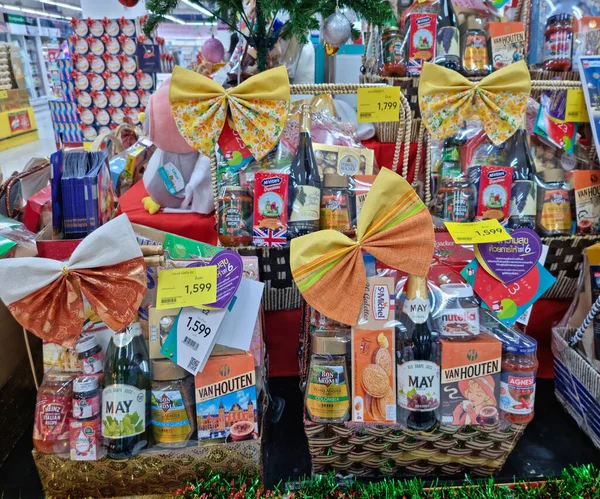 Bangkok, Tayland - 22 Kasım 2022: Perakende mağazasında bir sürü güzel hediye sepeti olan bir masa, editörler için stok resimleri