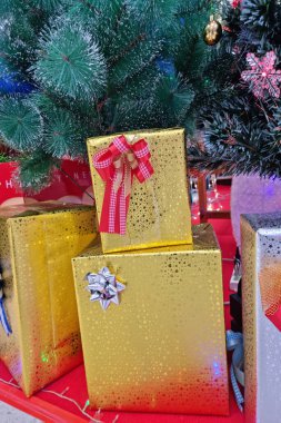 Yılbaşı ve Noel kutlamaları için çeşitli özel günlerde hediye paketleri..