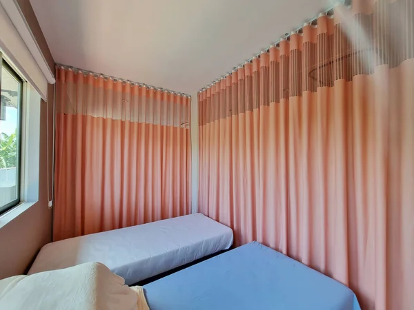 Vorhangschild Zimmer Mit Bett Hintergrund Gesundheitsfürsorge Und Medizinische Versorgung — Stockfoto