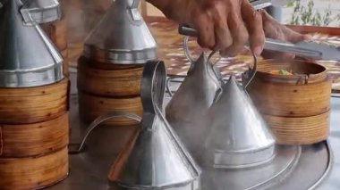 Farklı katmanlarda bambu tepsileri geleneksel Çin Dim Sum buğulama yiyecek ve içecek,