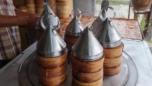 Bamboe Dienbladen Verschillende Lagen Gestoomde Traditionele Chinese Dim Sum Eten — Stockvideo