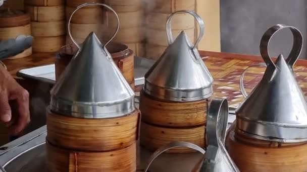 Bamboe Dienbladen Verschillende Lagen Gestoomde Traditionele Chinese Dim Sum Eten — Stockvideo