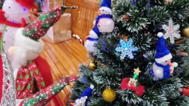 Adornos Del Árbol Navidad Muñeco Nieve Brillante Las Luces Del — Vídeos de Stock