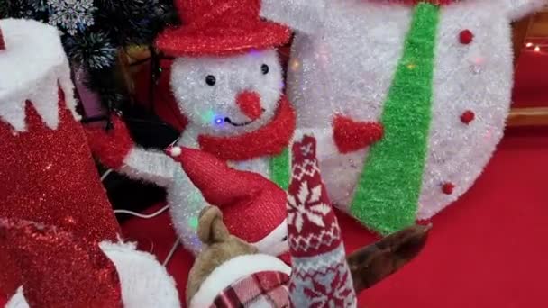 Kerstboom Ornamenten Sprankelende Sneeuwpop Kerstboom Verlichting Vakantie Achtergrond — Stockvideo