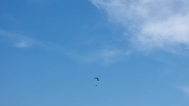 Paraşutist Invizibil Coborând Paraşută — Videoclip de stoc