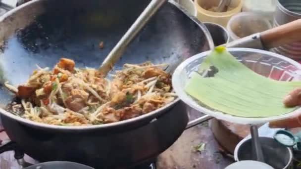 把泰国菜放在泰国菜背面的火锅里 — 图库视频影像