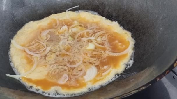 Omelets Fried Hot Coconut Oil — Vídeos de Stock