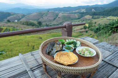 Tayland yemeklerinin doğal arka grubunda görüntüsü