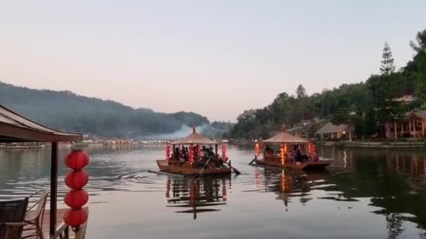 バンラック 2022年1月23日 観光客は バンラック タイ北部の水の美しい平和な村の上に浮かぶ霧と霧を通して湖とクルーズを見るためにボートに乗る — ストック動画