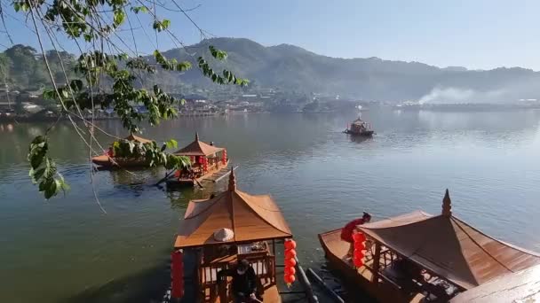 バンラック 2022年1月23日 観光客は バンラック タイ北部の水の美しい平和な村の上に浮かぶ霧と霧を通して湖とクルーズを見るためにボートに乗る — ストック動画