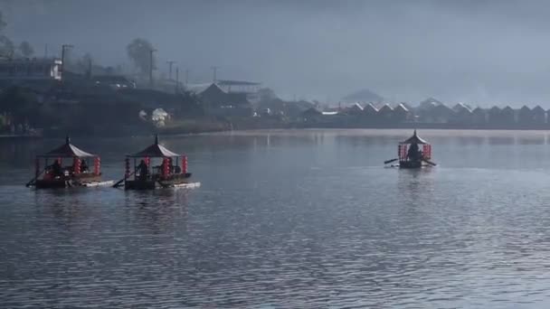 Mae Hong Son Ban Rak Thai 2022年1月23日 游客乘船游览湖面 在泰国北部Mae Hong — 图库视频影像