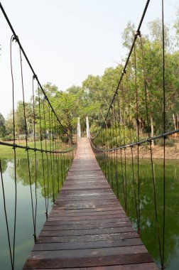 Park / dışarıdaki doğa soyut arkaplan üzerindeki köprü askıya alınsın