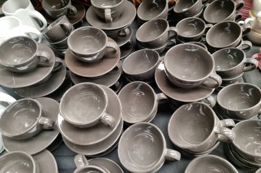 Arka planda birkaç gri kahve fincanı birleşmiş.